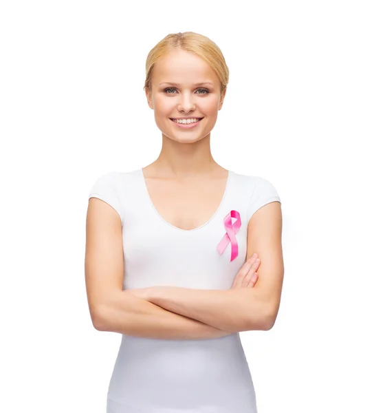 Mujer en camiseta en blanco con cinta de cáncer rosa — Foto de Stock