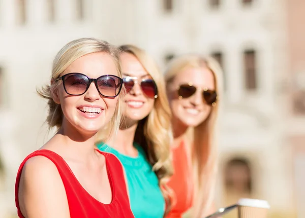 Frauen mit Kaffeetassen zum Mitnehmen in der Stadt — Stockfoto