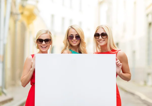 Três mulheres loiras felizes com placa branca em branco — Fotografia de Stock