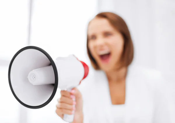 Donna d'affari rigorosa gridando in megafono — Foto Stock