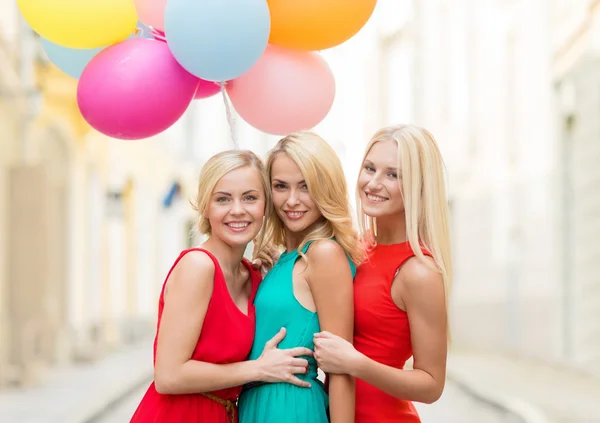 Beautiful girls with colorful balloons in the city — Stock Photo, Image
