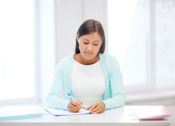 Estudante internacional estudando na faculdade — Fotografia de Stock