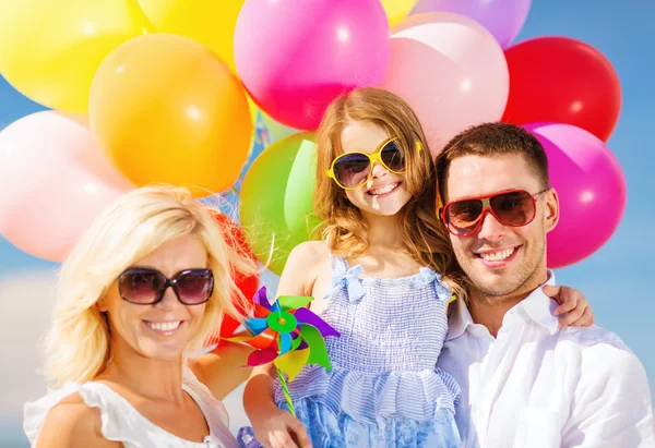 Familia con globos de colores —  Fotos de Stock