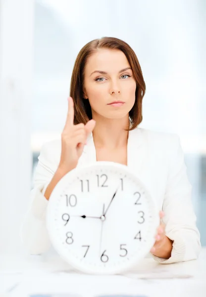 Femme d'affaires attrayante avec horloge blanche — Photo