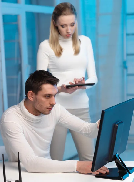 Mulher e homem com computador no laboratório — Fotografia de Stock