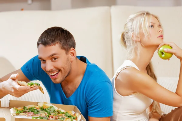 Casal comer comida diferente — Fotografia de Stock