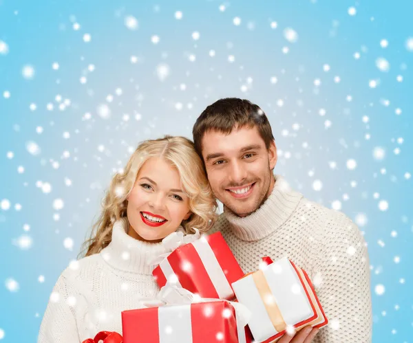 Donna e uomo sorridente con confezione regalo — Foto Stock