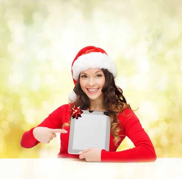 Mulher em santa chapéu auxiliar com tablet pc — Fotografia de Stock