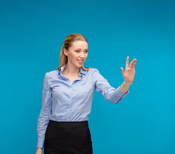 Mulher trabalhando com tela virtual imaginária — Fotografia de Stock