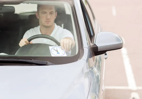 Uomo immissione orologio parcheggio sul cruscotto auto — Foto Stock