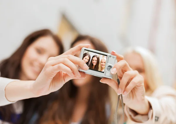 Mooie meisjes nemen van foto in de stad — Stockfoto