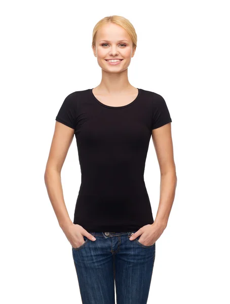 Kvinna i blank svart t-shirt — Stockfoto