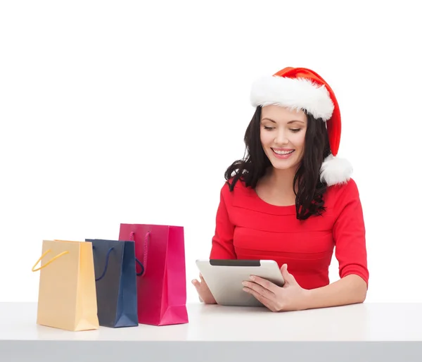 Frau mit Geschenkbox und Tablet-PC — Stockfoto