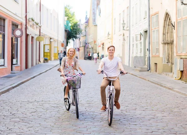 Pareja con bicicletas en la ciudad — Foto de Stock