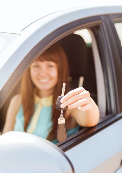 Mulher feliz segurando chave do carro — Fotografia de Stock
