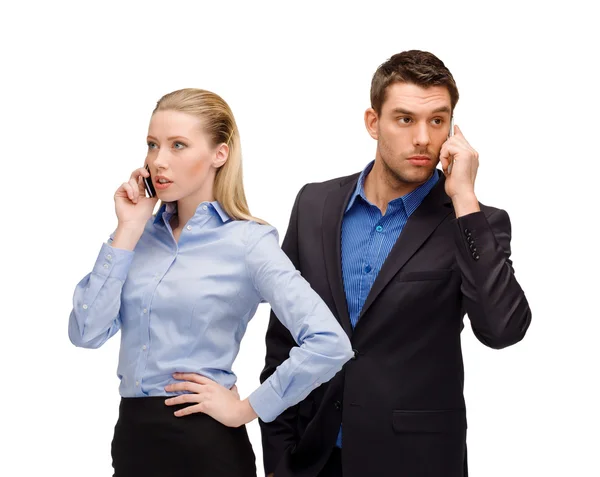 Mulher e homem com telefones celulares chamando — Fotografia de Stock