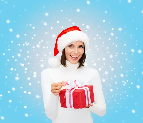 Mujer sonriente en sombrero de ayudante de santa con caja de regalo —  Fotos de Stock