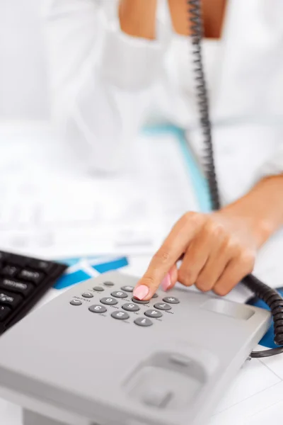 Zakenvrouw met telefoon bellen — Stockfoto