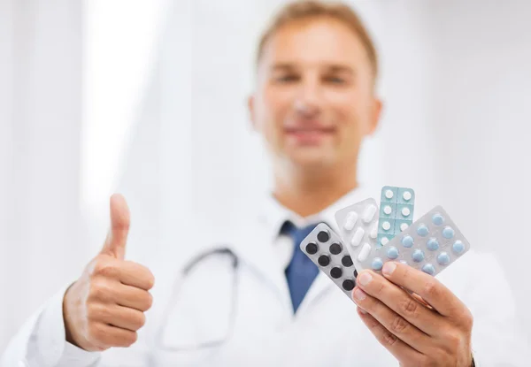 Mężczyzna lekarz z opakowania tabletek — Zdjęcie stockowe