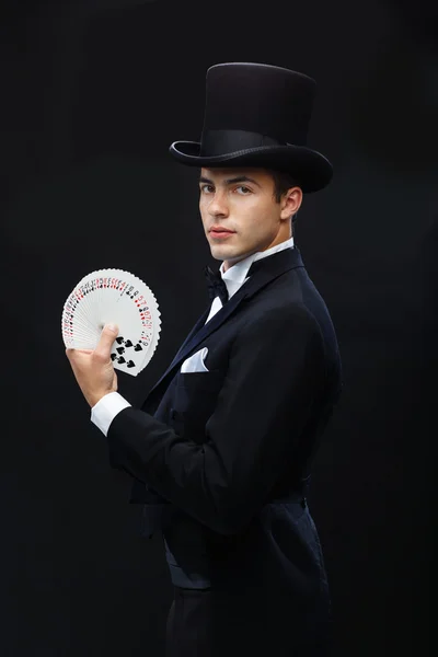 Magician showing trick with playing cards — Stock Photo, Image