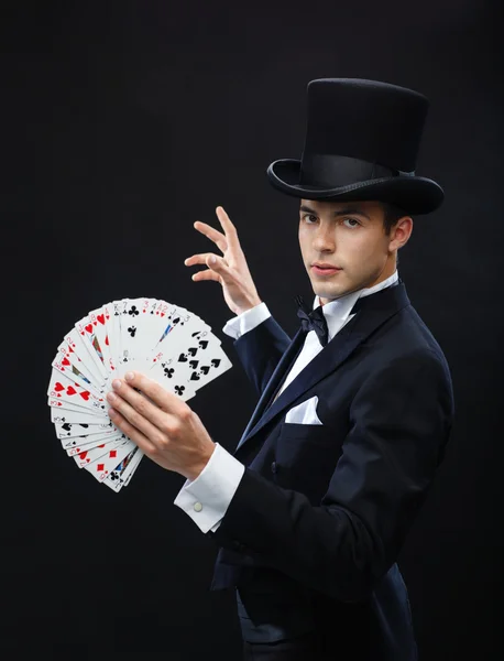 Mago mostrando trucco con le carte da gioco — Foto Stock