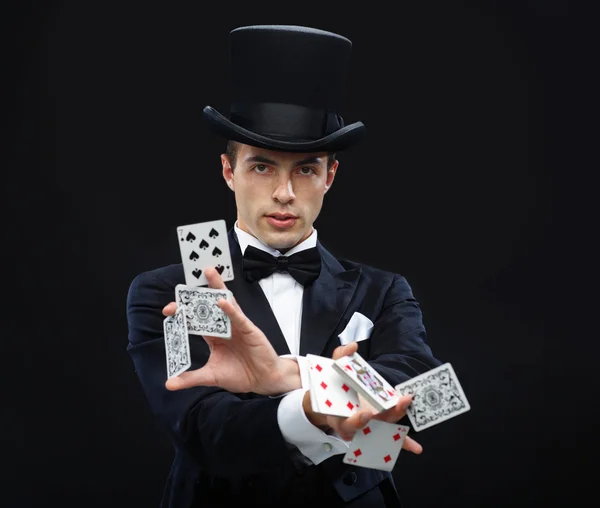 Magician showing trick with playing cards — Stock Photo, Image