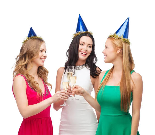 Tre donne che indossano cappelli con bicchieri di champagne — Foto Stock