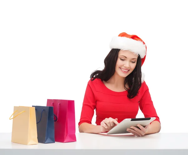 Mujer con caja de regalo y tablet PC —  Fotos de Stock