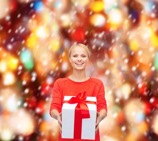 Femme souriante en pull rouge avec boîte cadeau — Photo