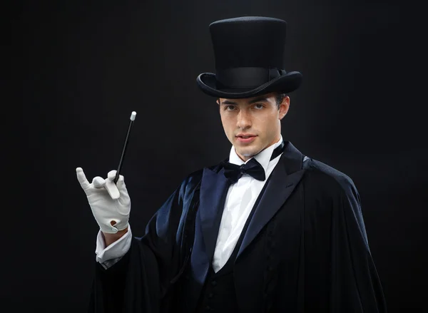 魔术师在魔术棒显示把戏大礼帽 — 图库照片