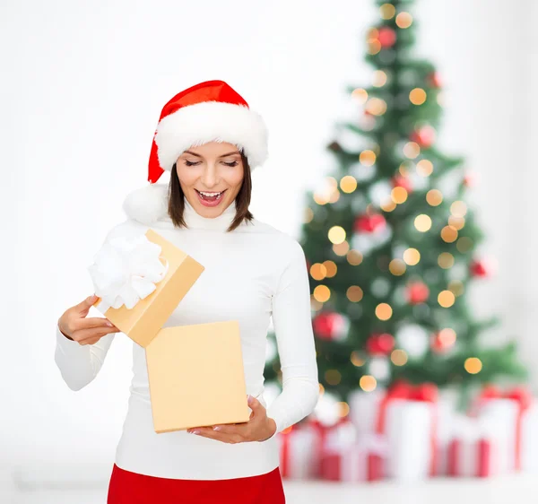 礼品盒的圣诞老人 helper 帽子的惊讶的女人 — 图库照片