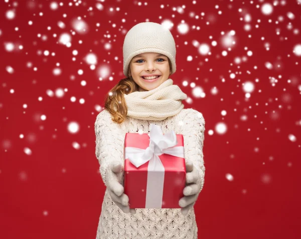 Chica en sombrero, silenciador y guantes con caja de regalo — Foto de Stock