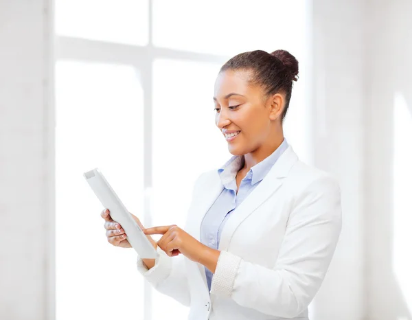 Femme d'affaires avec tablette PC dans le bureau — Photo