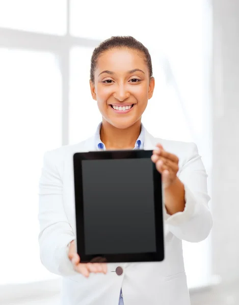 Zakenvrouw met tablet pc in office — Stockfoto