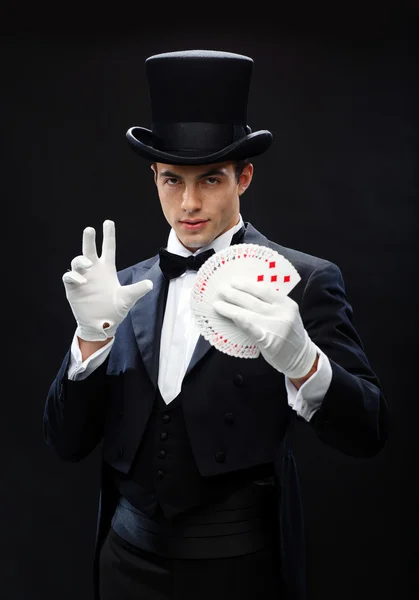 魔术师展示技巧与扑克牌 图库照片