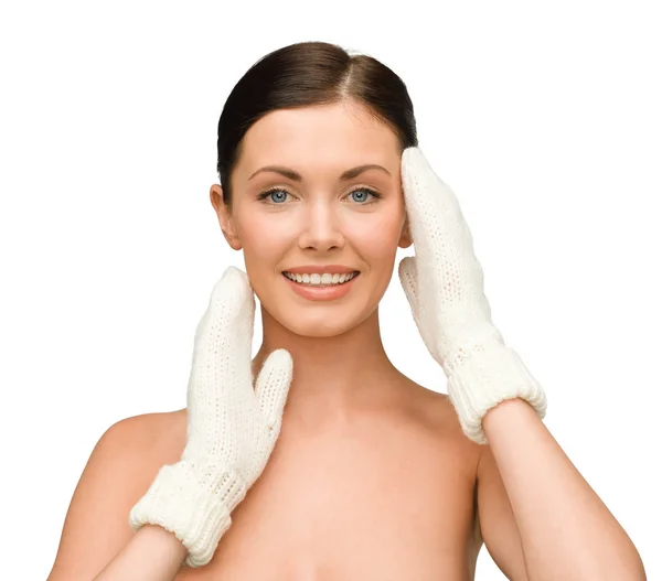 Uśmiechnięta młoda kobieta w bieli rękawiczki — Zdjęcie stockowe