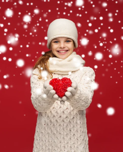 Meisje in winterkleren met kleine rood hart — Stockfoto