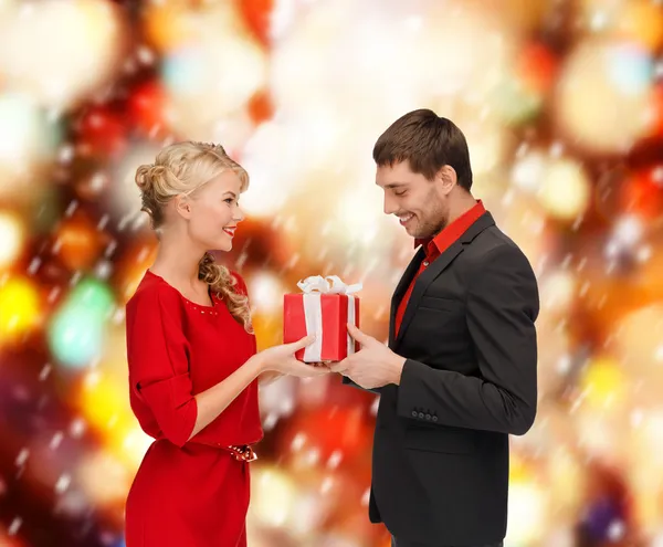 Mujer sonriente y hombre con caja de regalo — Foto de Stock