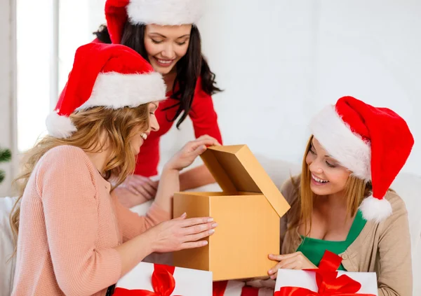 Mujeres en sombreros de Santa Helper con muchas cajas de regalo —  Fotos de Stock