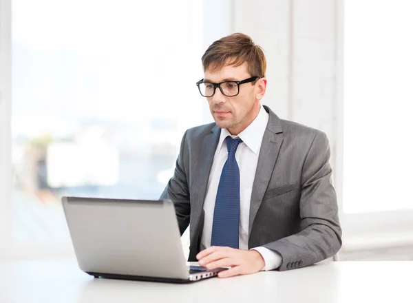 Businessman working with laptop computer — Stock Photo, Image