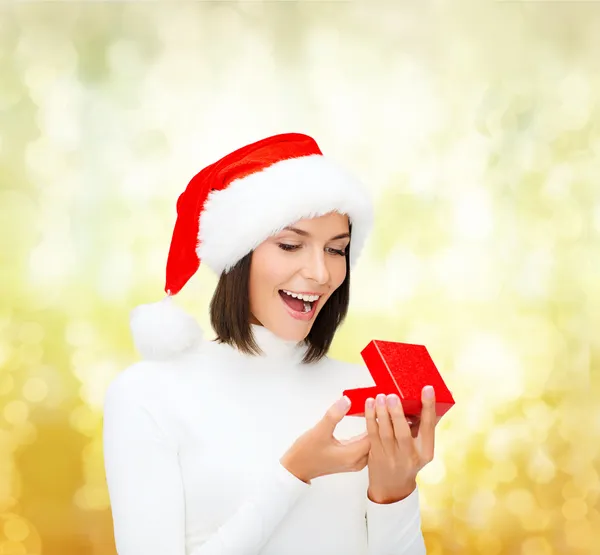 Femme surprise dans santa helper chapeau avec boîte cadeau — Photo