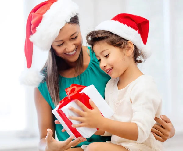 Gelukkig moeder en kind meisje met doos van de gift — Stockfoto