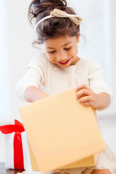 Gelukkig kind meisje met doos van de gift — Stockfoto