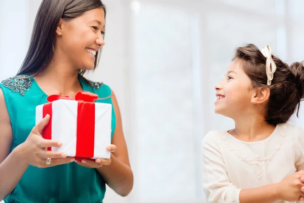 Mãe feliz e menina com caixa de presente — Fotografia de Stock