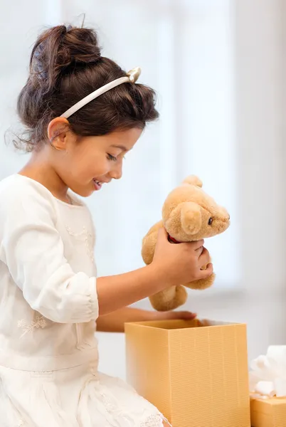 Glückliches Mädchen mit Geschenkbox und Teddybär lizenzfreie Stockfotos