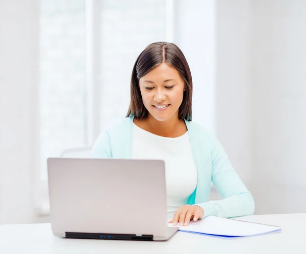 Asiatiska affärskvinna med laptop och dokument — Stockfoto