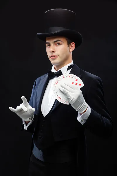 Mágico mostrando truque com cartas de jogar — Fotografia de Stock