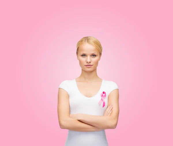 Donna in t-shirt bianca con nastro rosa per cancro — Foto Stock