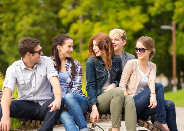 Groep studenten of tieners opknoping — Stockfoto