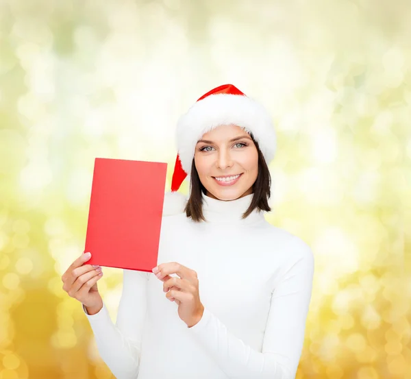 Mujer en sombrero de ayudante de santa con tarjeta roja en blanco — Foto de Stock